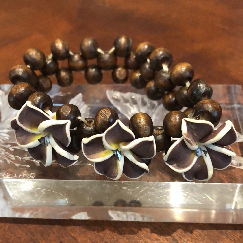 Brown and Cream Floral Beaded Hawaiian Plumeria Stretch Bracelet - Picture 8 of 9